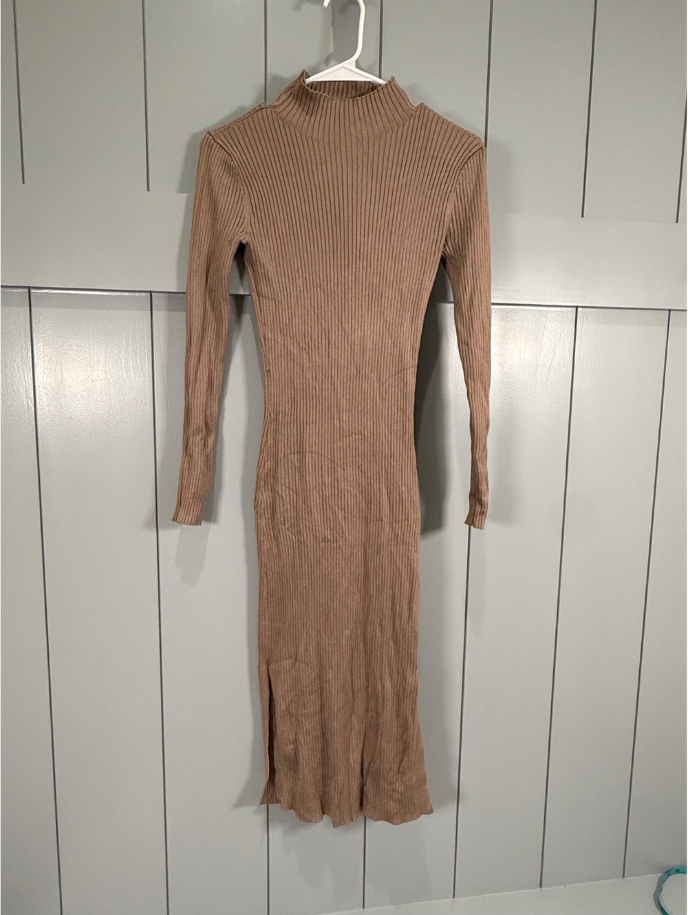 Olive+Oak Ribbed Knit Midi Dress in taupe, size Small